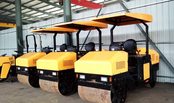 小(xiǎo)型壓路機碾壓坡道的技(jì )巧